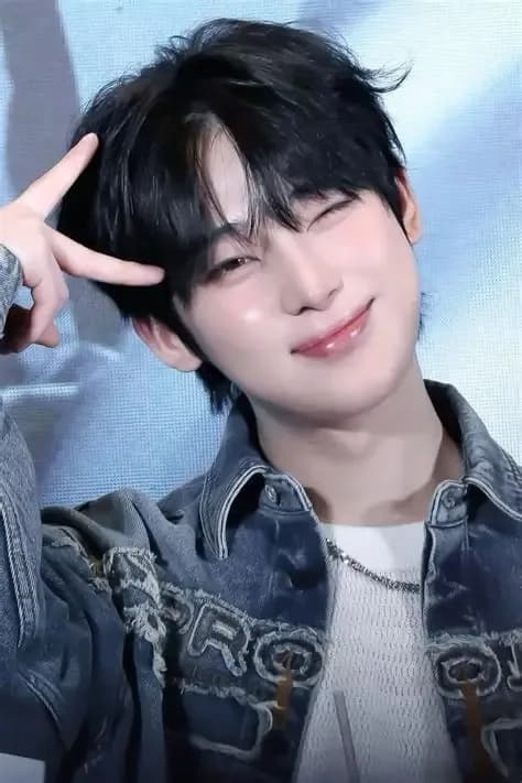 The Secretly Smitten Idol
